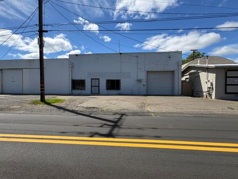 Photo of 2324 Railroad Avenue, Redding, CA 96001 (MLS # 26-1704)
