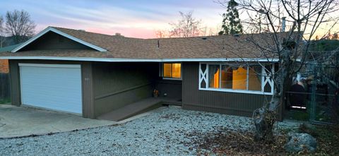 Photo of 809 North Street, Yreka, CA 96097 (MLS # 25-5387)