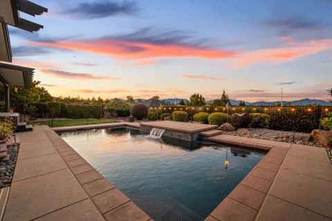 Photo of 654 Rogue River Way, Redding, CA 96003 (MLS # 25-4546)