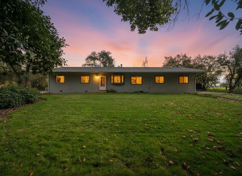 Photo of 11865 Comstock Lane, Redding, CA 96003 (MLS # 25-5332)