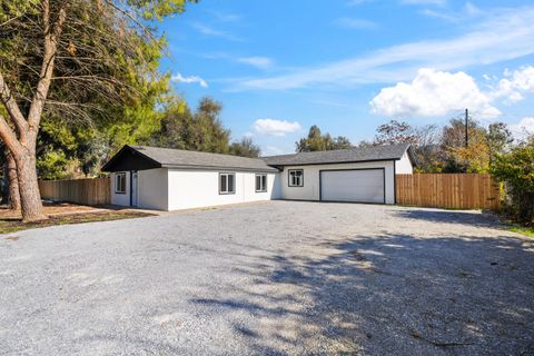 Photo of 6673 Mountain View Drive, Anderson, CA 96007 (MLS # 25-4992)