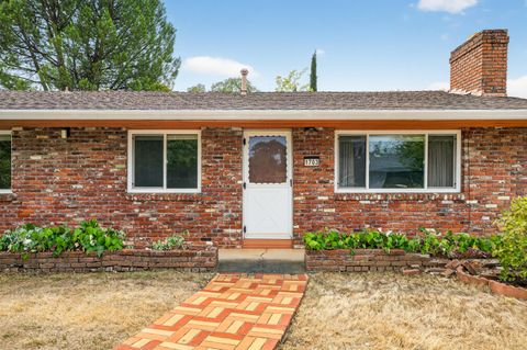 Photo of 1703 Cascade Lane, Redding, CA 96002 (MLS # 25-4036)