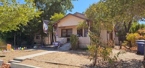 Photo of 984 West Street, Redding, CA 96001 (MLS # 25-3408)