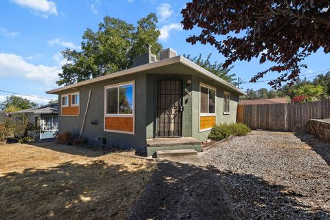 Photo of 1859 Grandview Avenue, Redding, CA 96001 (MLS # 25-3838)