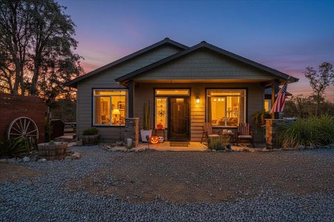Photo of 18710 Saddleback Ridge Road, Cottonwood, CA 96022 (MLS # 25-4620)