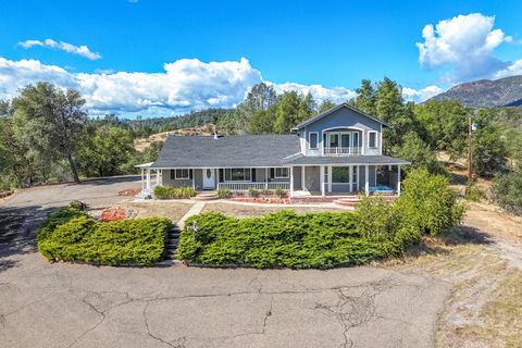 Photo of 22129 E Elk Trail, Redding, CA 96003 (MLS # 25-4473)