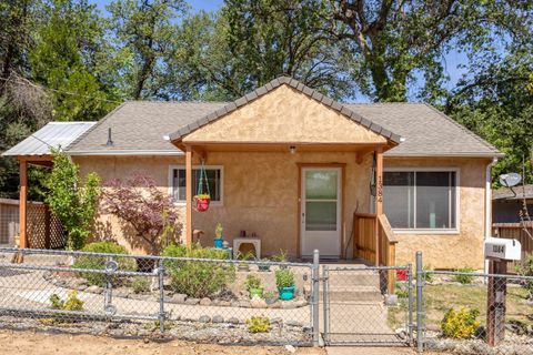 Photo of 1384 Diamond Street, Anderson, CA 96007 (MLS # 25-2206)