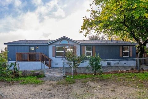 Photo of 3331 Chestnut Street, Cottonwood, CA 96022 (MLS # 25-5041)