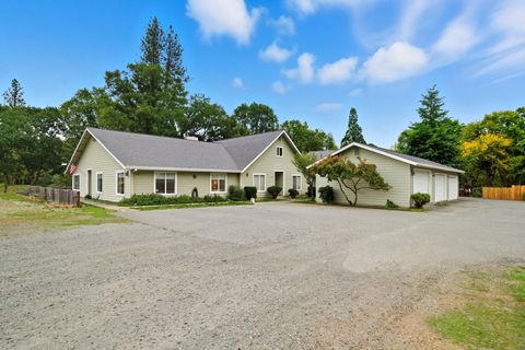 Photo of 331 Fairway Drive, Weaverville, CA 96093 (MLS # 25-4660)