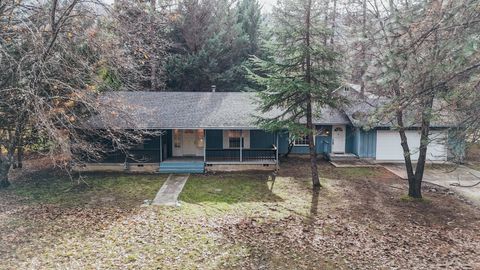 Photo of 51 Pleasant Drive, Lewiston, CA 96052 (MLS # 25-5114)