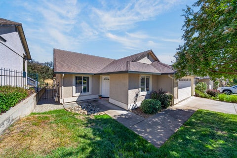 Photo of 813 Cherryhill Trail, Redding, CA 96003 (MLS # 26-5199)
