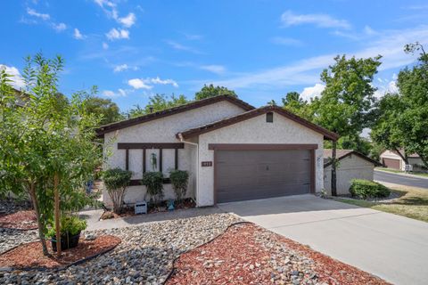 Photo of 953 Tanglewood Drive, Redding, CA 96003 (MLS # 25-3950)