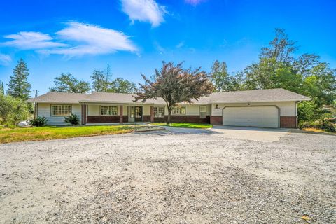 Photo of 16593 Vladimir Court, Redding, CA 96001 (MLS # 25-3491)