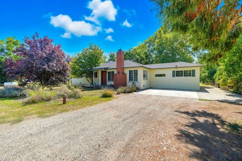 Photo of 25031 Kauffman Avenue, Red Bluff, CA 96080 (MLS # 25-4229)