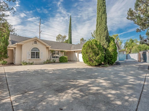 Photo of 206 Shadowrun Court, Redding, CA 96003 (MLS # 26-5616)