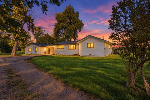 Photo of 19002 W Niles Lane, Redding, CA 96002 (MLS # 26-6060)