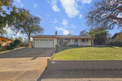 Photo of 3135 Stratford Avenue, Redding, CA 96001 (MLS # 25-5057)