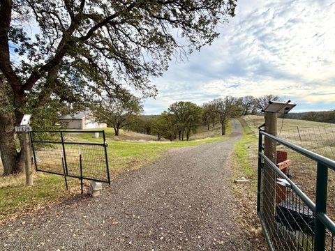 Photo of 17825 Clearwater Drive, Red Bluff, CA 96080 (MLS # 25-5081)