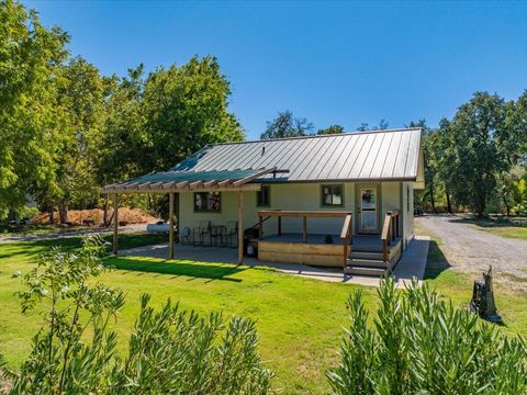 Photo of 18030 Blackberry Lane, Redding, CA 96003 (MLS # 25-4376)