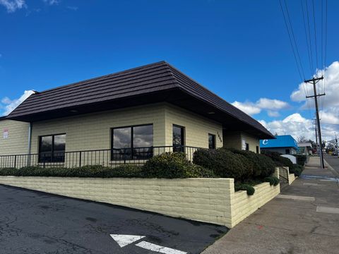 Photo of 1666 E Cypress Avenue #14, Redding, CA 96002 (MLS # 25-5359)