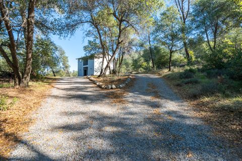 Photo of 19404 Peppernut Drive, Redding, CA 96003 (MLS # 25-3825)