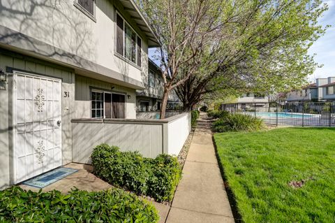 Photo of 200 Ridgetop Drive #APT 31, Redding, CA 96003 (MLS # 26-816)