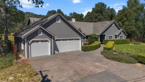 Photo of 8957 Knobhill Circle, Redding, CA 96001 (MLS # 26-2402)