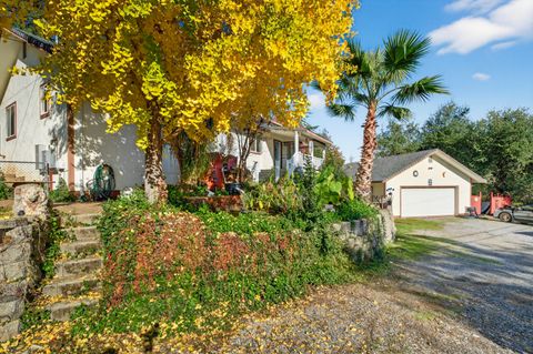 Photo of 17690 Cowgill Lane, Redding, CA 96003 (MLS # 25-5244)