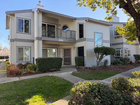 Photo of 225 Ridgetop Drive #APT 214, Redding, CA 96003 (MLS # 26-225)