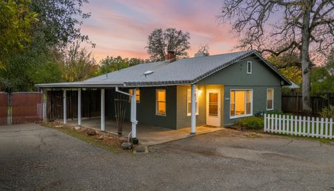 Photo of 1271 Mistletoe Lane, Redding, CA 96002 (MLS # 25-5121)