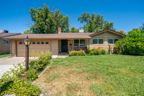 Photo of 2076 Merle Drive, Redding, CA 96001 (MLS # 25-3065)