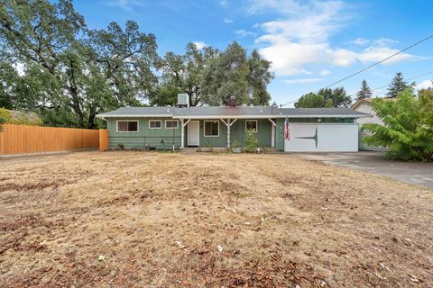Photo of 2541 Center Waverly Ave Ave, Redding, CA 96001 (MLS # 25-4173)