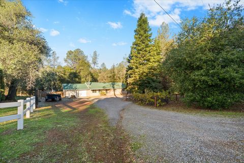 Photo of 636 Washington Avenue, Shasta Lake, CA 96019 (MLS # 25-4914)