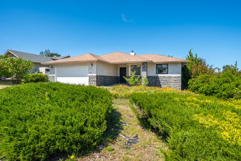 Photo of 2736 Crystal Tree Drive, Redding, CA 96001 (MLS # 26-1785)
