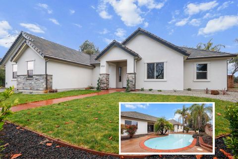 Photo of 950 Santa Cruz Drive, Redding, CA 96003 (MLS # 25-4656)