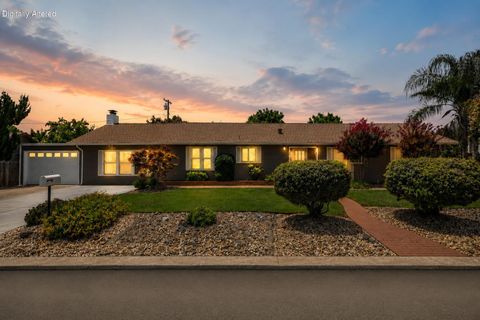 Photo of 2814 Oakview Drive, Redding, CA 96002 (MLS # 26-3317)
