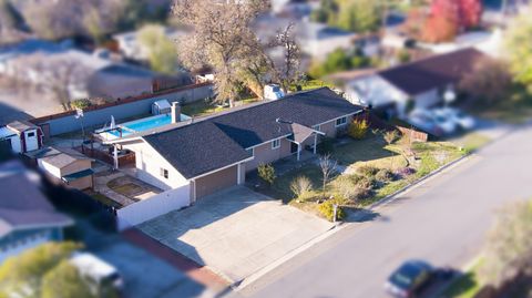 Photo of 2850 Oakview Drive, Redding, CA 96002 (MLS # 25-5268)