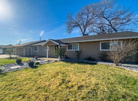 Photo of 2850 Oakview Drive, Redding, CA 96002 (MLS # 25-5268)