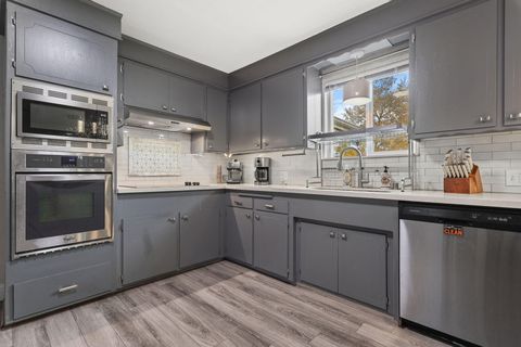 Photo of 2850 Oakview Drive, Redding, CA 96002 (MLS # 25-5268)