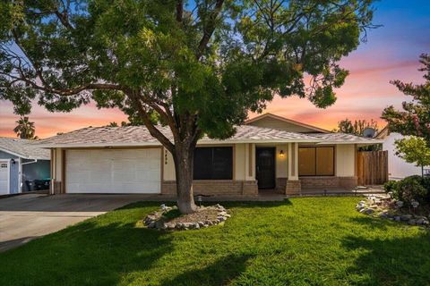 Photo of 2420 Oriole Drive, Red Bluff, CA 96080 (MLS # 25-4615)