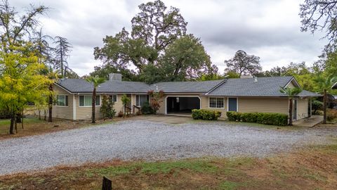 Photo of 11341 Old Oregon Trail, Redding, CA 96003 (MLS # 25-4425)
