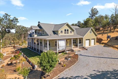 Photo of 20119 Sunrise Drive, Redding, CA 96003 (MLS # 25-4032)