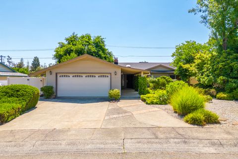 Photo of 4125 Oro Street, Redding, CA 96001 (MLS # 25-4507)