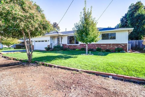 Photo of 1511 Oakdale Lane, Redding, CA 96002 (MLS # 25-4885)