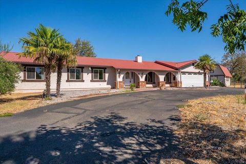 Photo of 9297 Escondido Lane, Redding, CA 96002 (MLS # 25-3436)