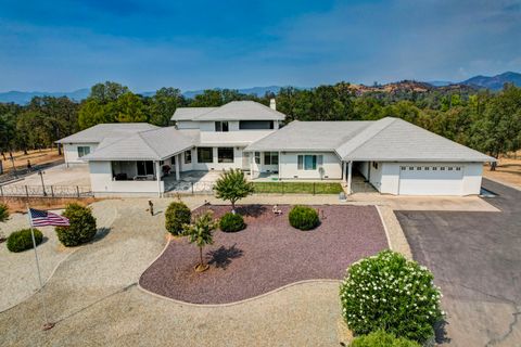 Photo of 13204 Padani Drive, Redding, CA 96002 (MLS # 25-3945)