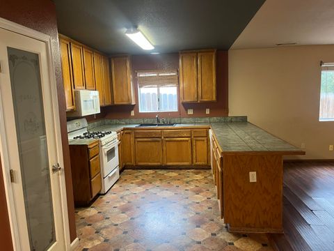 Photo of 6871 SW Hemlock Street, Redding, CA 96001 (MLS # 25-4278)