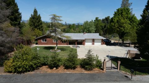 Photo of 8641 Redbank Road, Redding, CA 96001 (MLS # 25-1679)