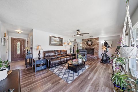 Photo of 2912 Squire Avenue, Redding, CA 96002 (MLS # 25-5462)