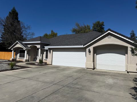 Photo of 2704 Western Oak Drive, Redding, CA 96002 (MLS # 26-360)